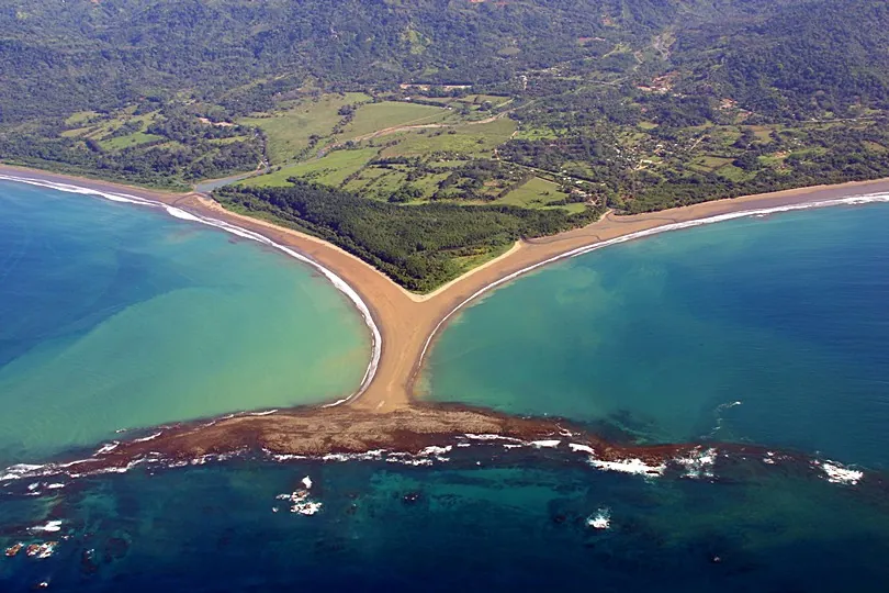 Vista aérea del banco de arena Cola de Ballena, Parque Nacional Marino Ballena
